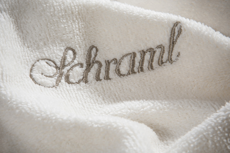 Schraml – Logo-Stickerei